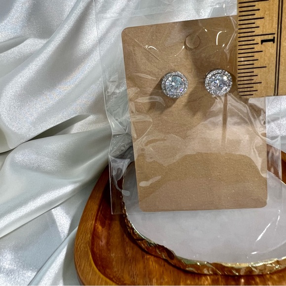 Circle Sparkly Stud Earrings - Picture 3 of 4